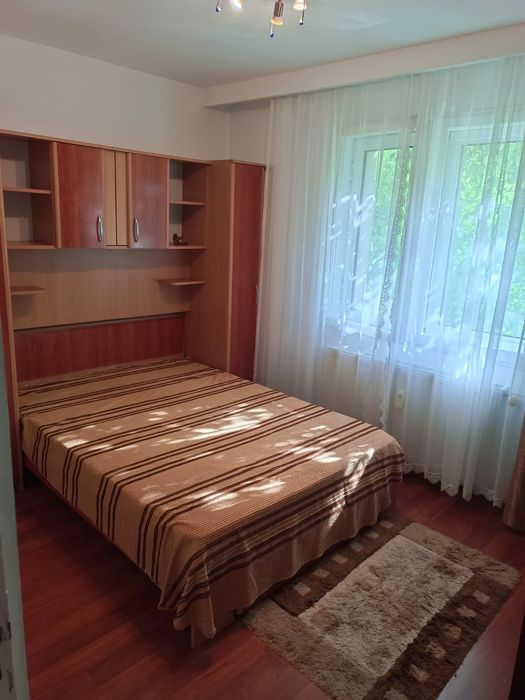 Proprietar închiriez ap 3 camere  sector 4.