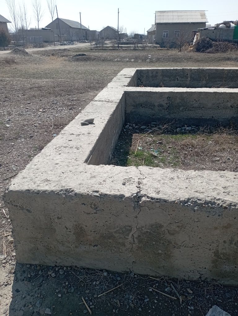 Uchastka sotiladi.8-soʻtik.5-xona uy uchun fundament qoʻyilgan.