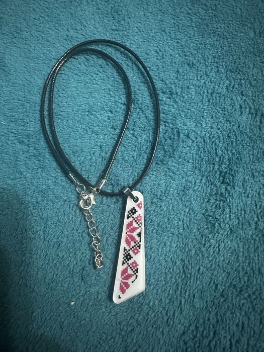 Pandantiv traditional din rasina Uv, fir cerat 40cm