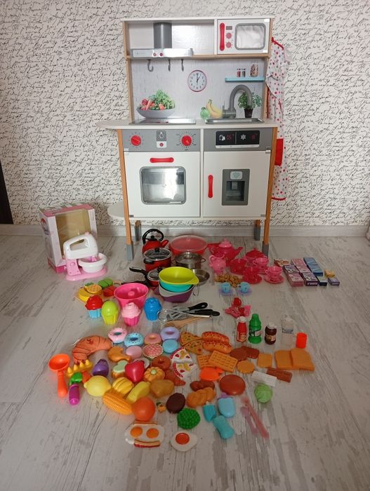 Дървена детска кухня + кухненски принадлежности