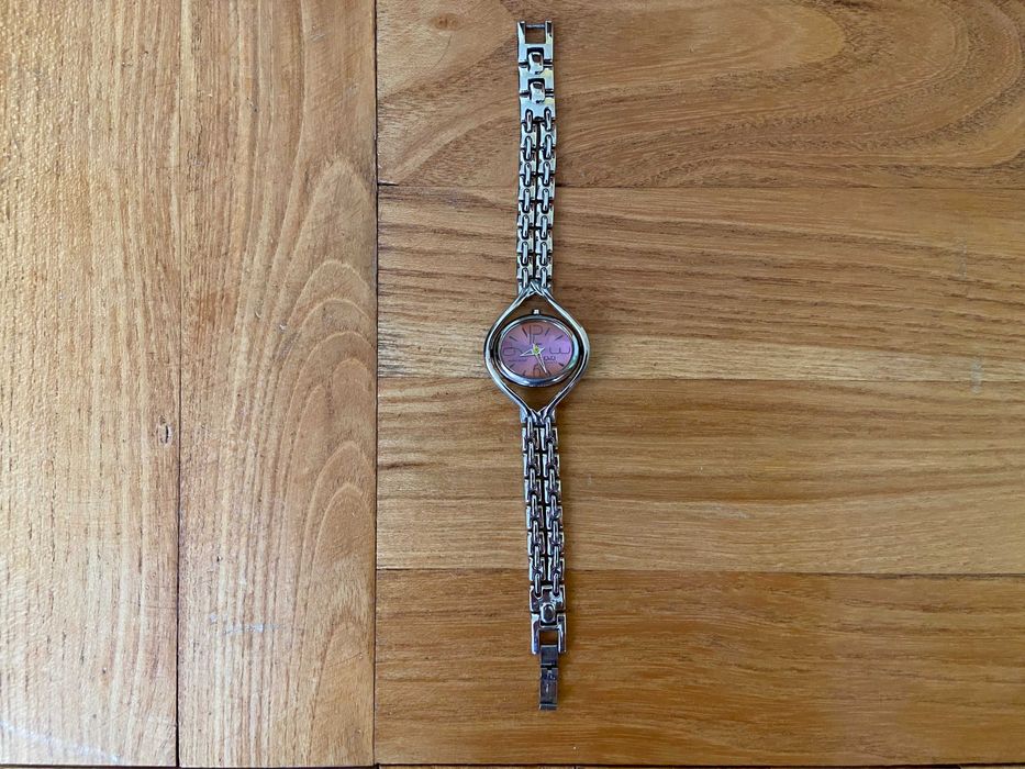 Дамски часовник Q&Q - метален с перлено розово; за тънка китка