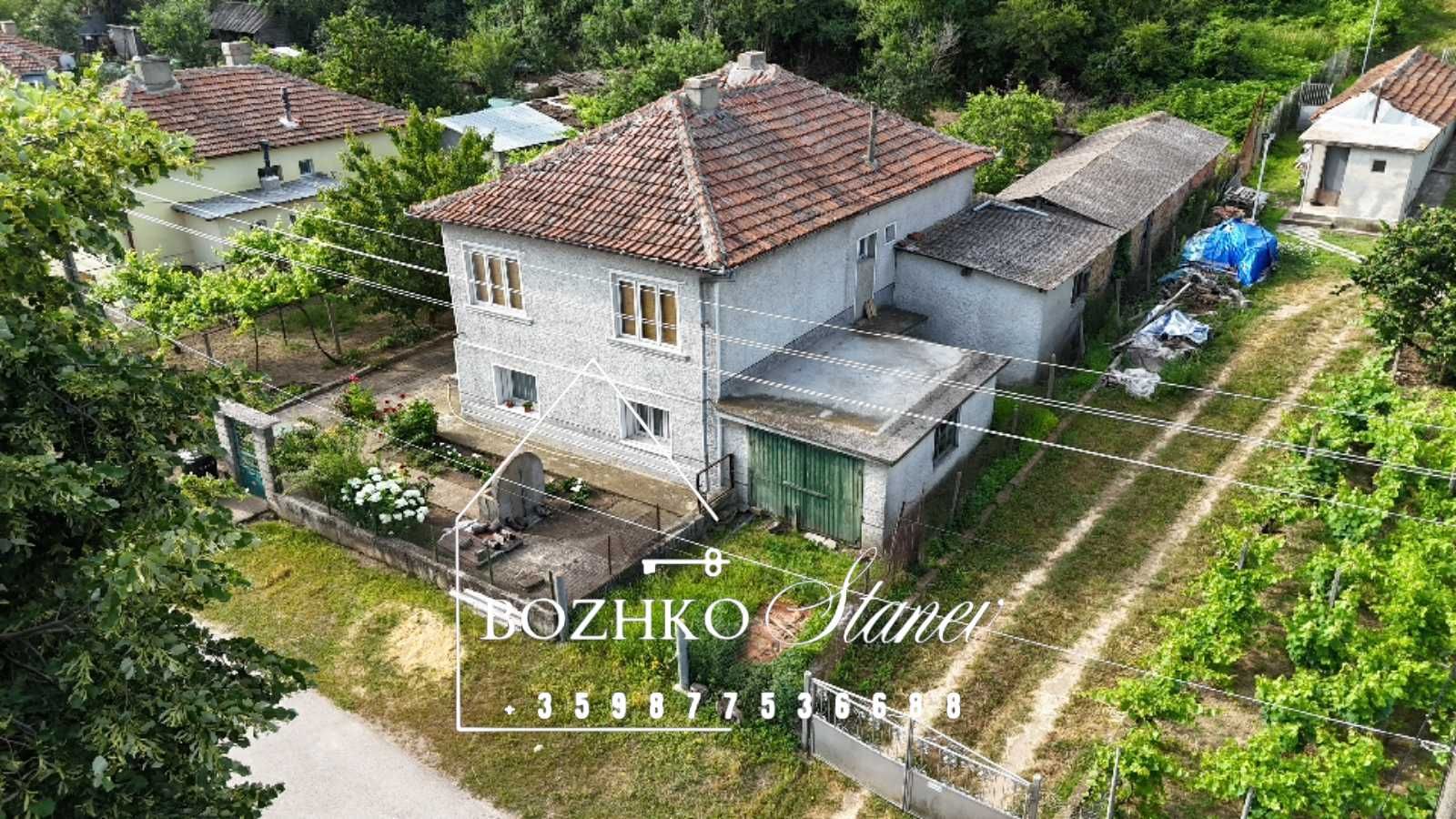 Продава се двуетажна къща