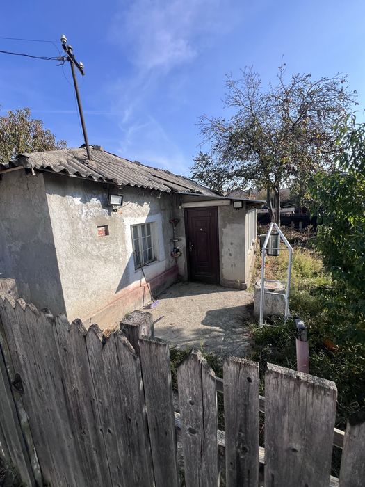 Teren cu casa batrineasca ideala pentru constructie noua. Zona buna!