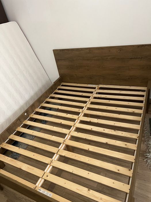 Pat din lemn cu saltea – stare foarte bună