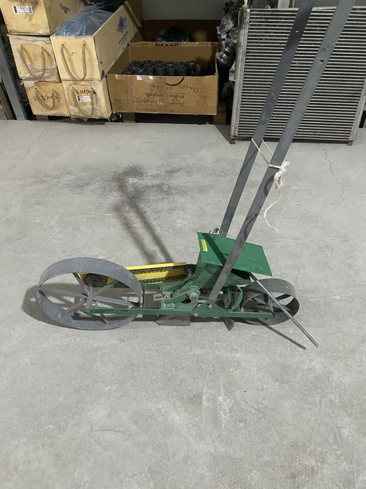 Сеялка однорядная