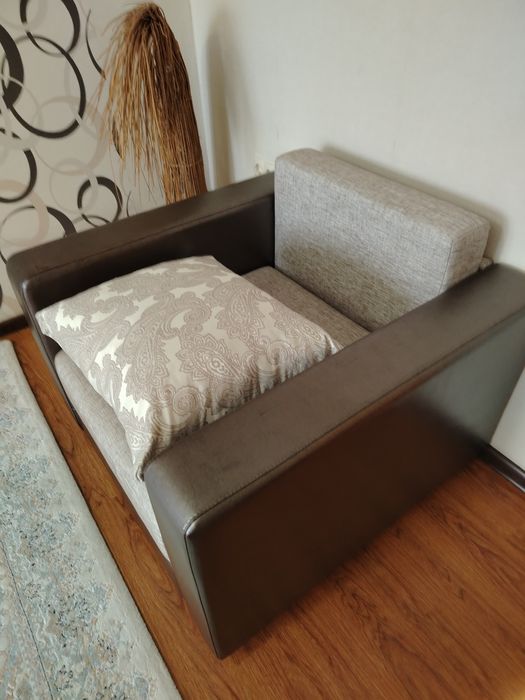 Диван с одним креслом