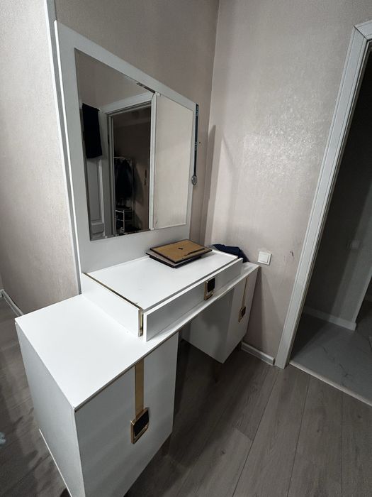 Тумбы и туалетный столик