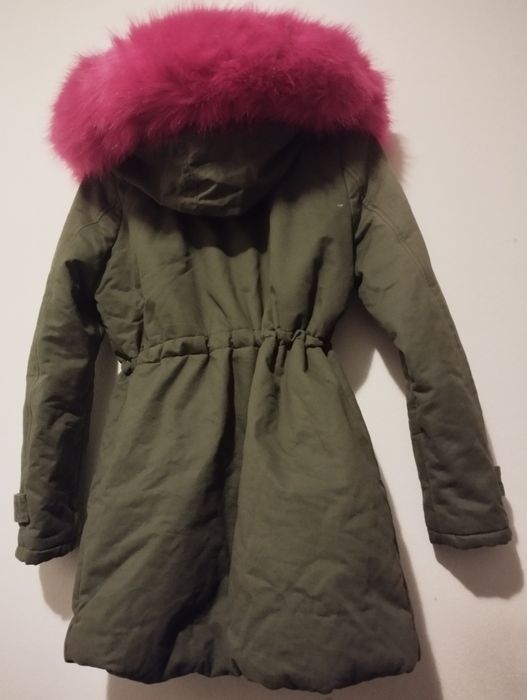 Цветно дамско палто и зелено яке с розова качулкат