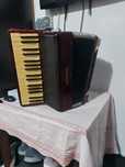 Vând acordeon hohner 80 basi