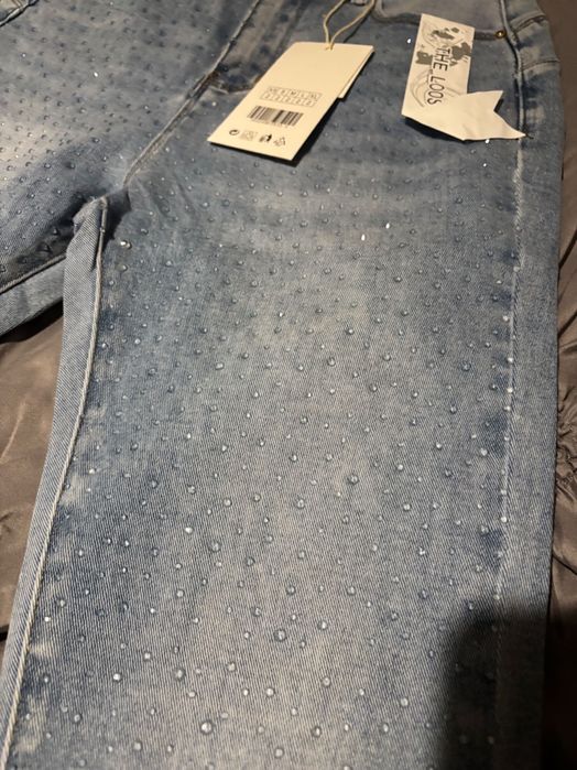 Дънки с бели камъни