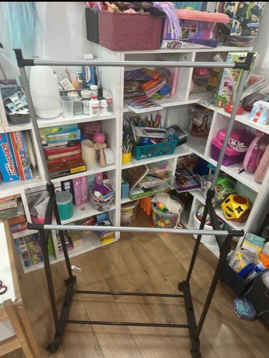 Suport de haine cu roți