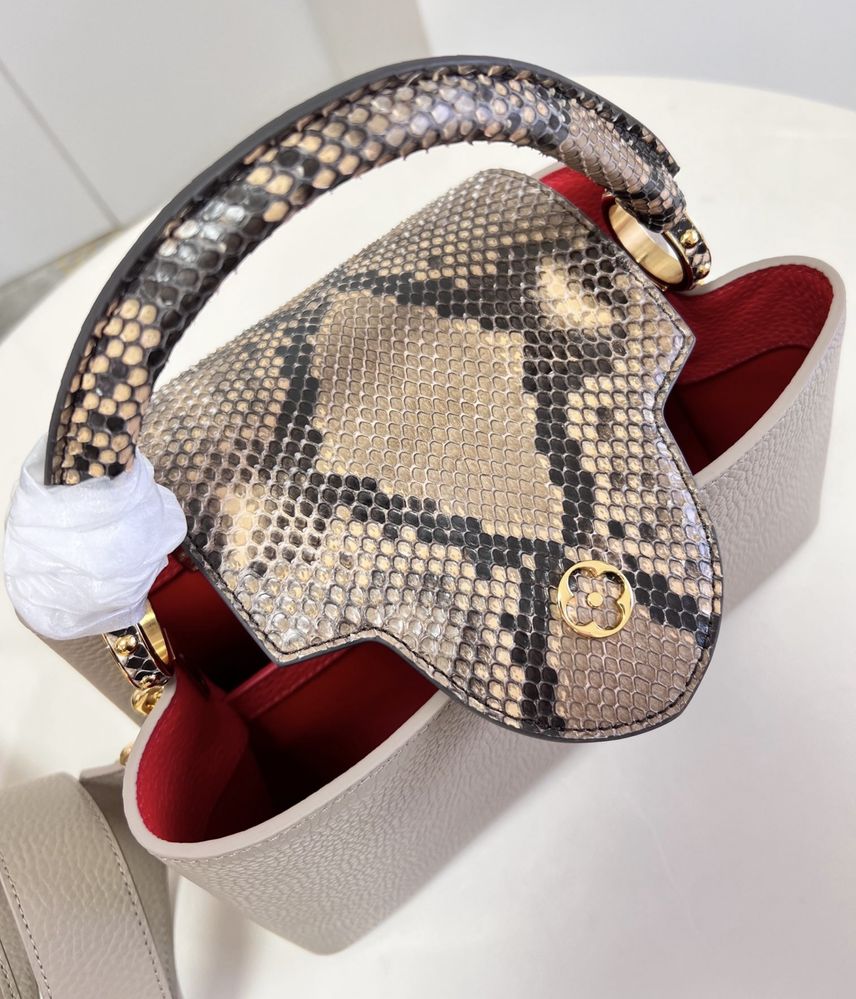 Geanta Louis Vuitton Capucines MM