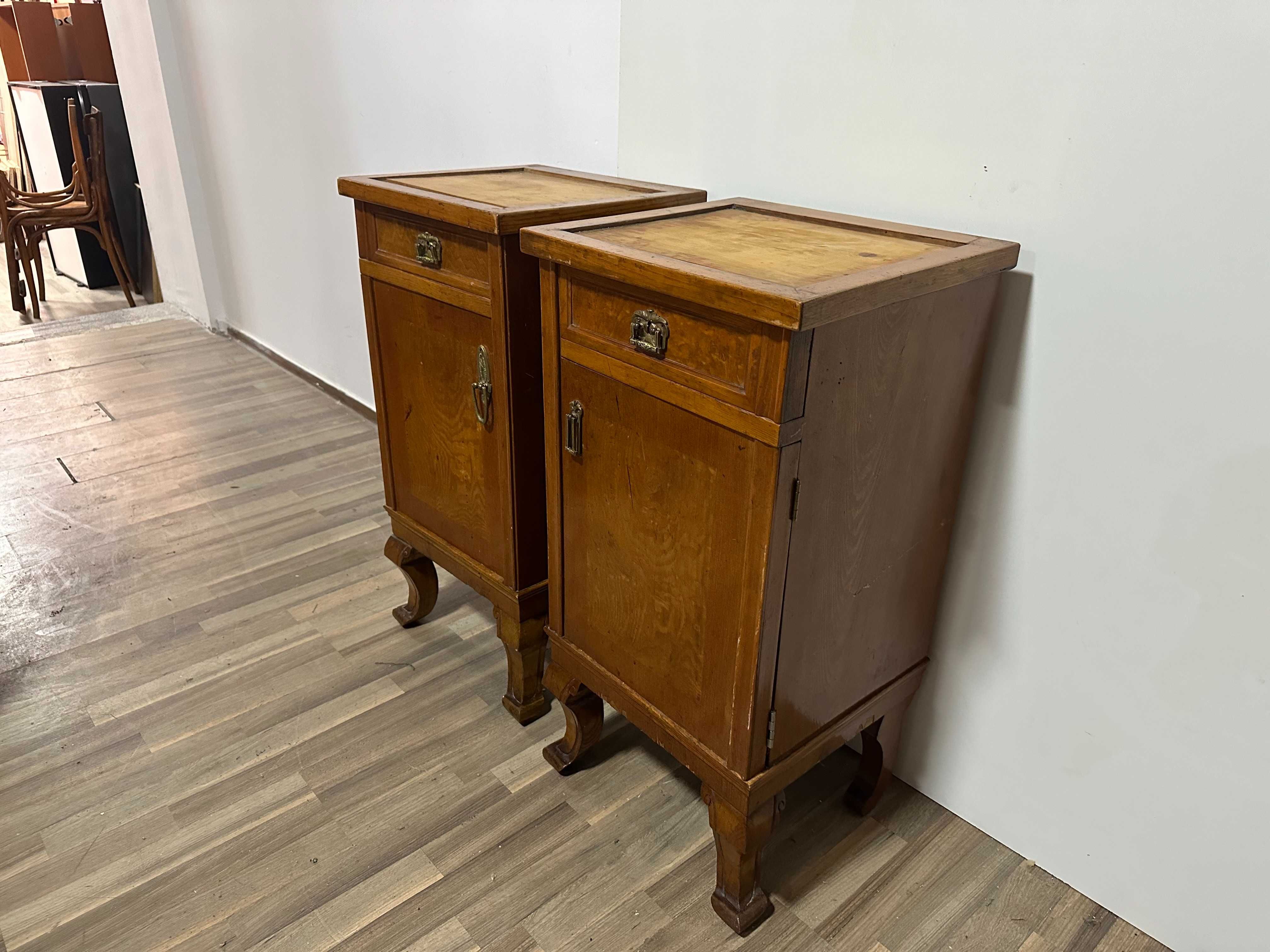 Set 2 Noptiere Vintage; Noptiera din lemn cu usa si sertar