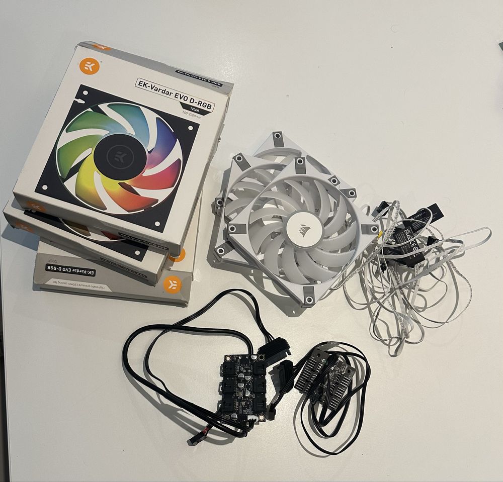 Ventilatoare ARGB 120 Corsair si Ekwb