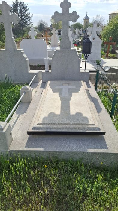 VAND 2 locuri de veci cimiturul Sfintii Voievozi,  Popesti Leordeni  .