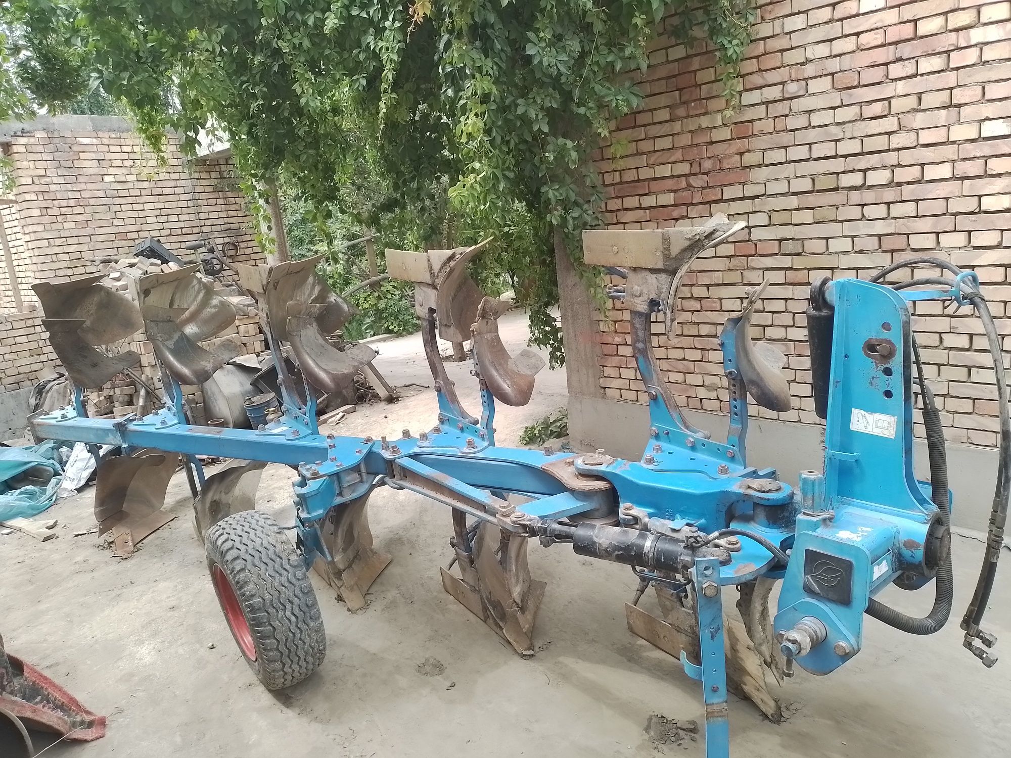 Lemken 4+1 sotiladi