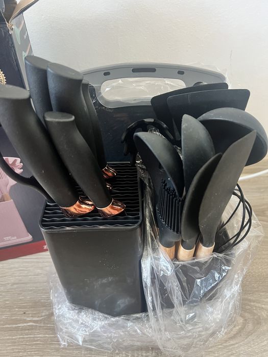 Set de bucătărie Set de cuțite și ustensile de bucătărie.