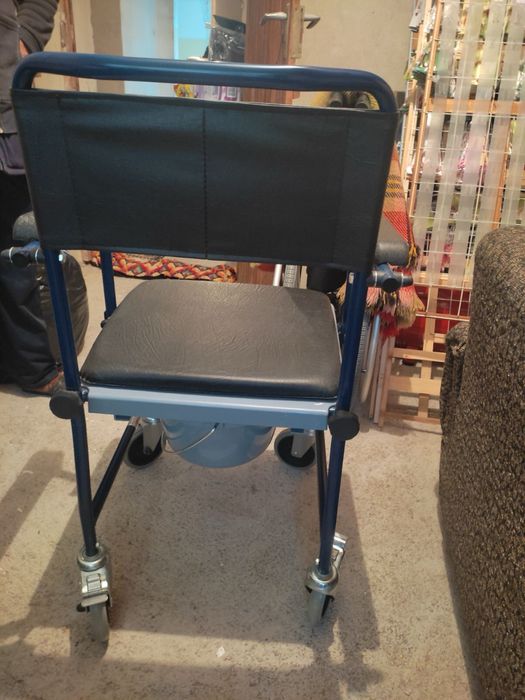 Продавам нов санитарен стол