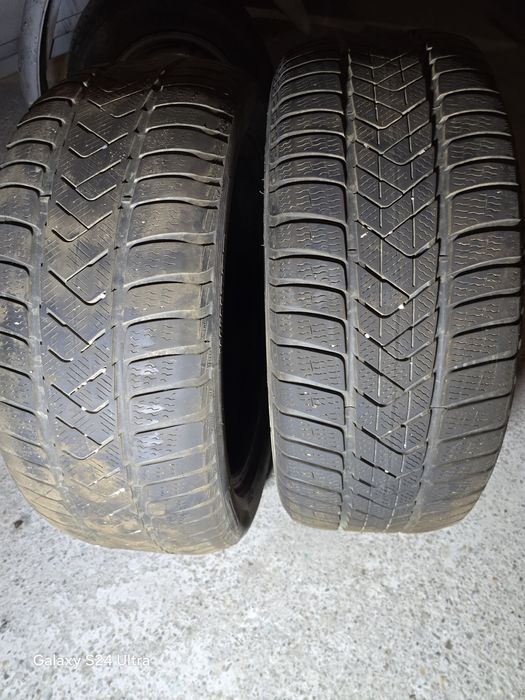 Vând cauciucuri Pirelli