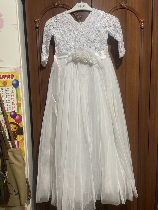 Нарядное красивое белое платье