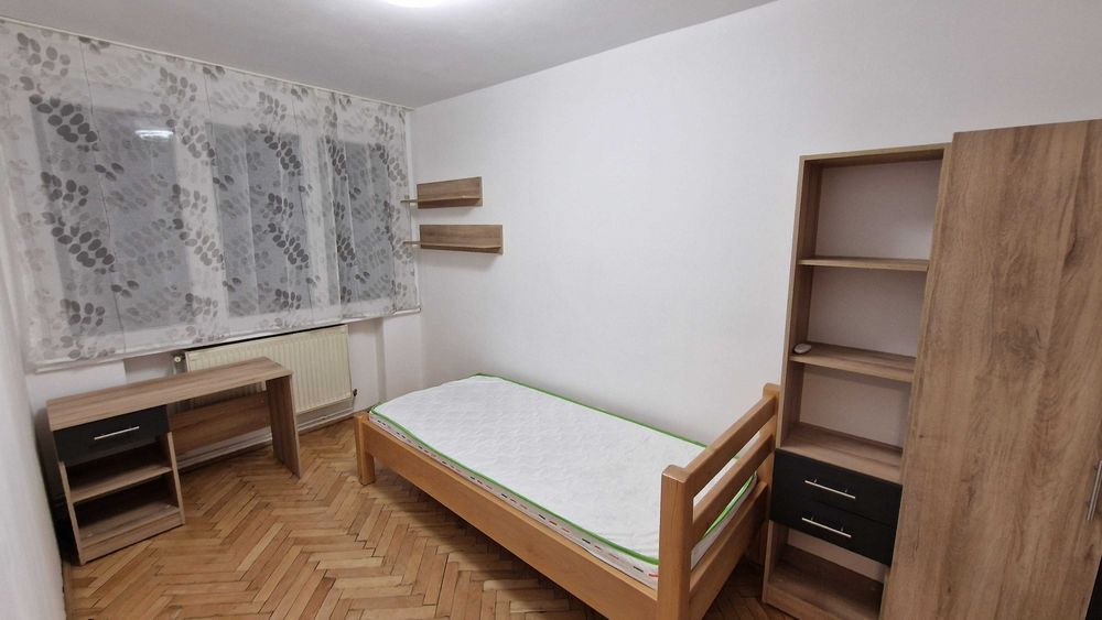 Inchiriez apartament cu trei camere, complet renovata, zona cornisa.
