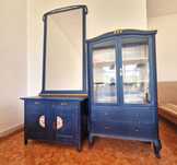 Set Vintage – Comodă, Oglindă și Vitrină cu Sticlă de Cristal