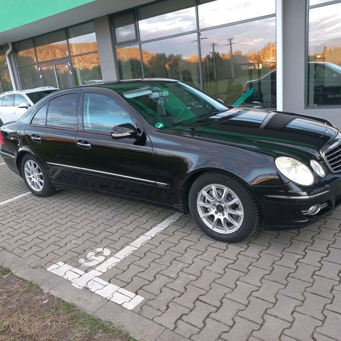 Vând Mercedes E 220