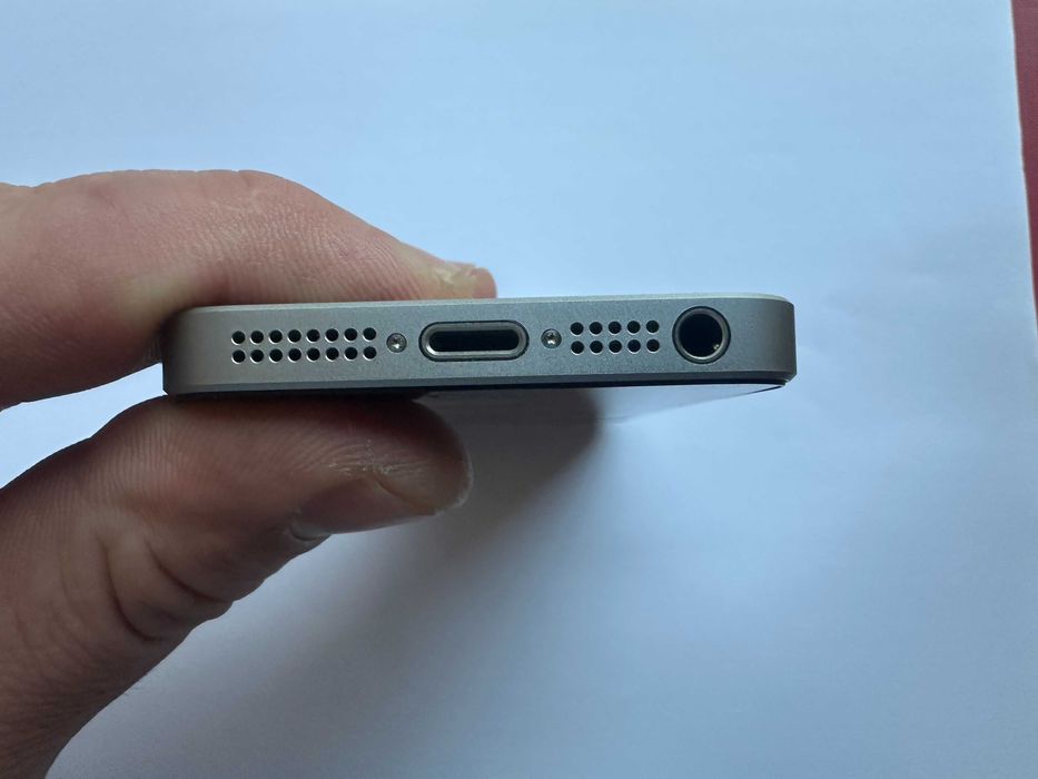 КАТО НОВ !!! iPhone SE - ЧЕРЕН - 16GB - Фабрично Отключен