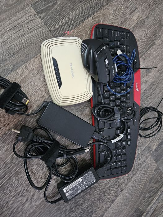 Клавиатура, рутер, 2броя зарядно за лаптоп,2броя мишка