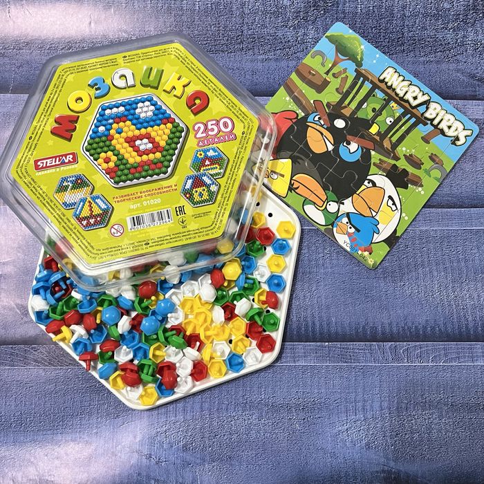 Игрушка -    мозайка с фишками