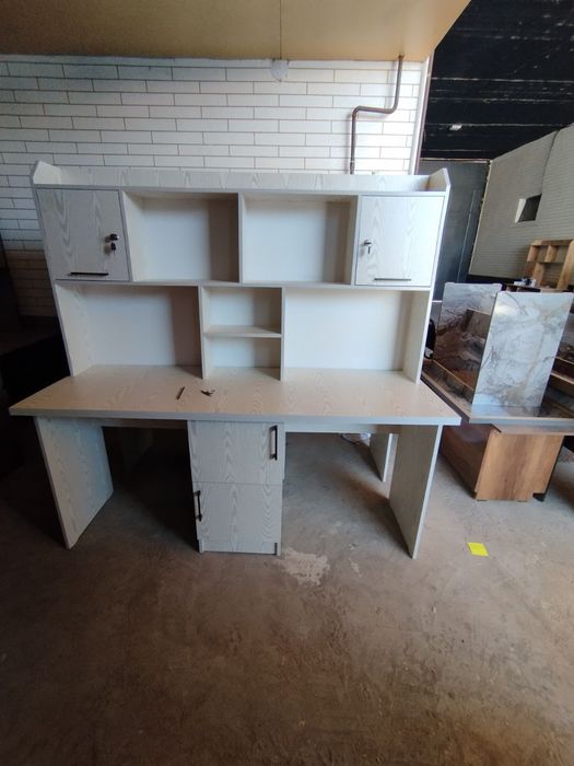 Болалар учун дарс столи 2 та пуфик билан