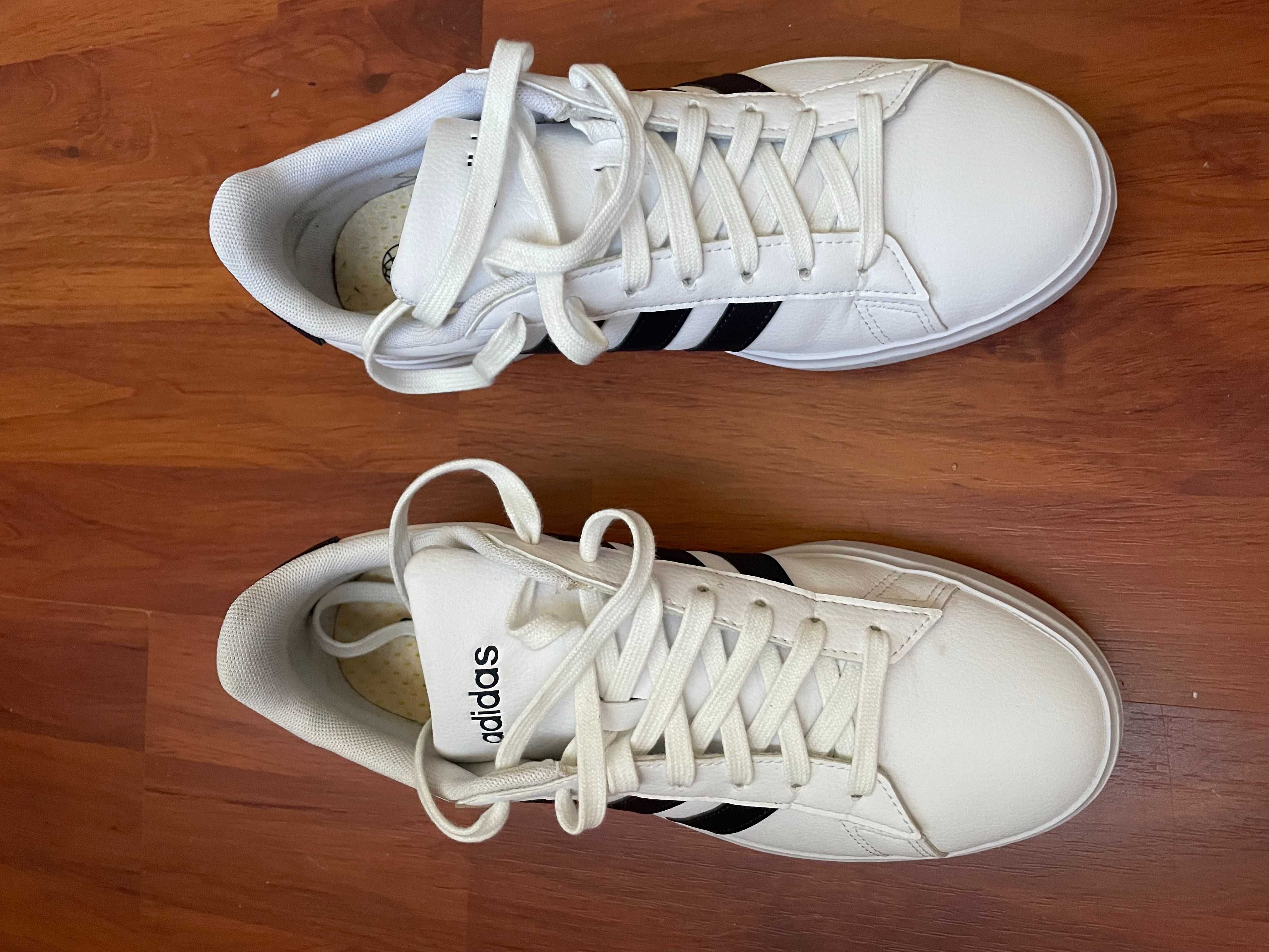 Papuci/Sneakers Adidas albi