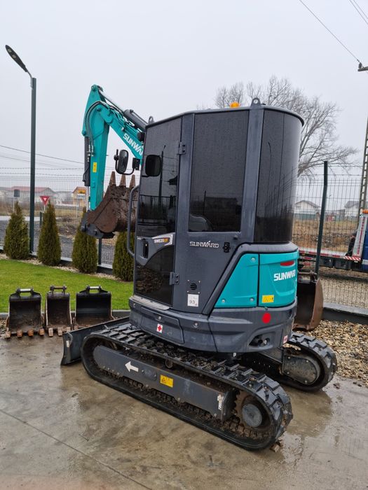 Inchiriez miniexcavator bobcat cu picon