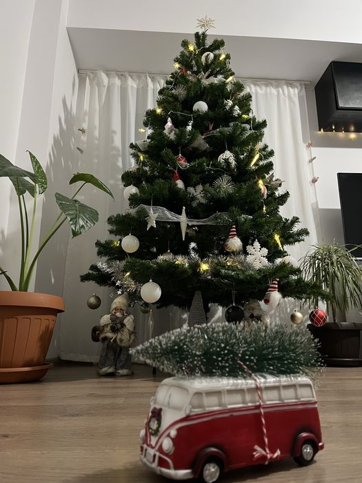 Vand brad artificial 1,80cm , fara accesorii