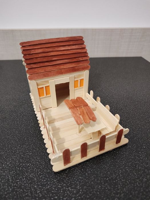 Macheta casa lemn materiale reciclabilele, proiect școală