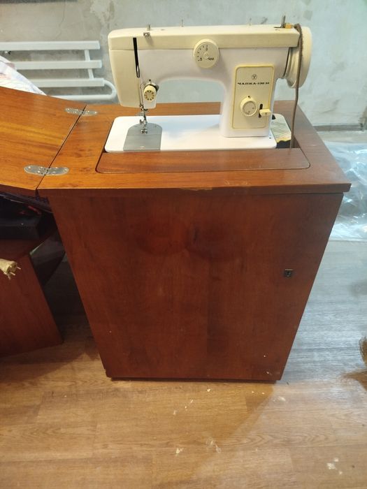Швейная машина с тумбой