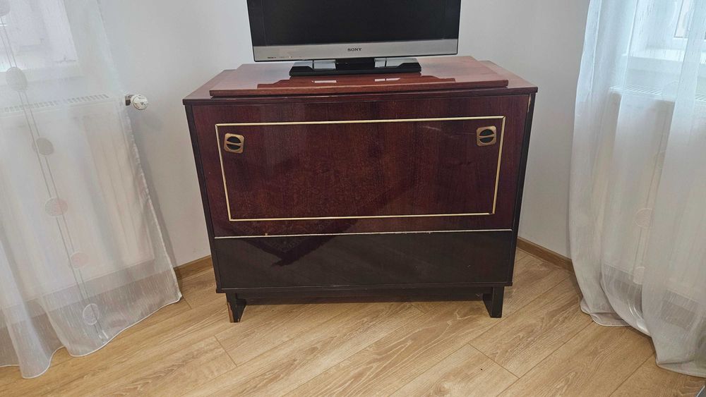 Mobilier: 2 corpuri/comode 1980