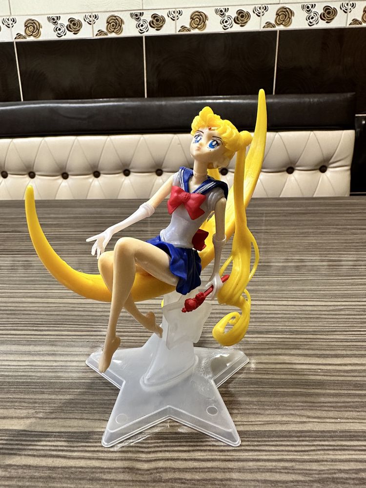 Figurina Sailor Moon pe Luna 18cm