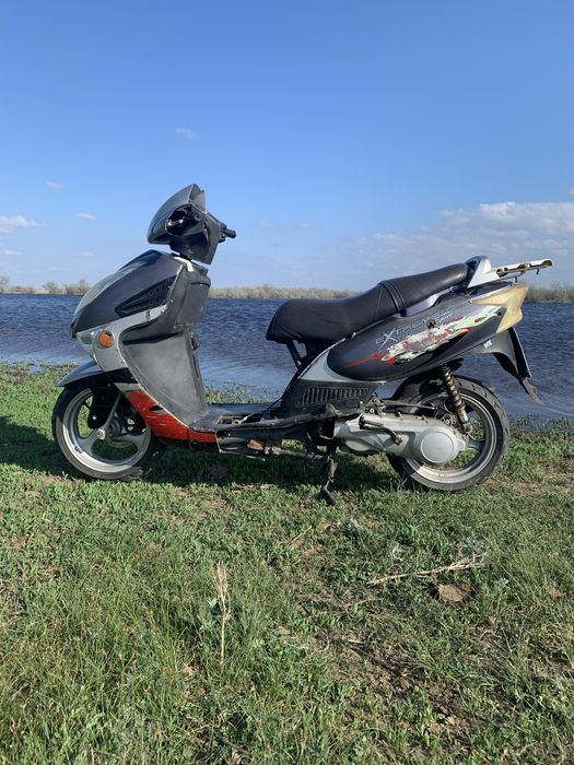 Скутер 150 на бодром ходу