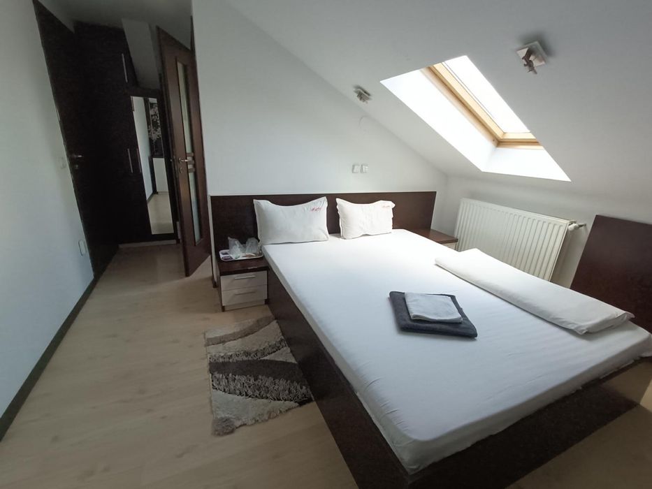 Vind paturi de o persoana,cu saltea inclusa,stare impecabila,culoare m