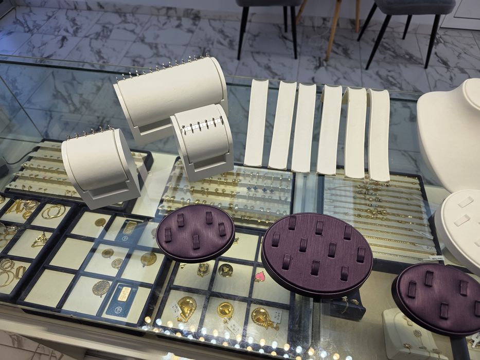 Стойки и манекени за бижута