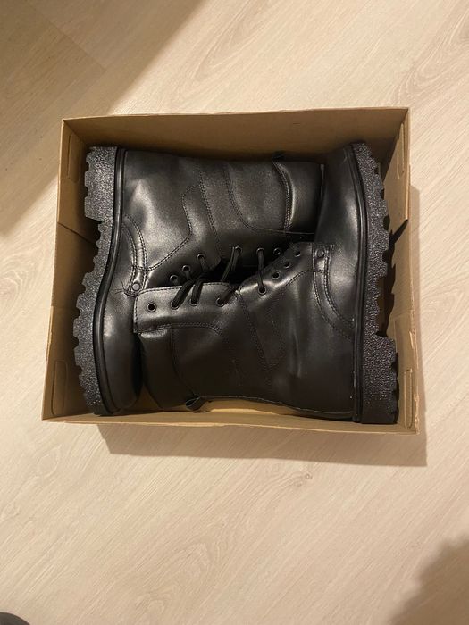 Bocanci unici, negri mărimea 40.