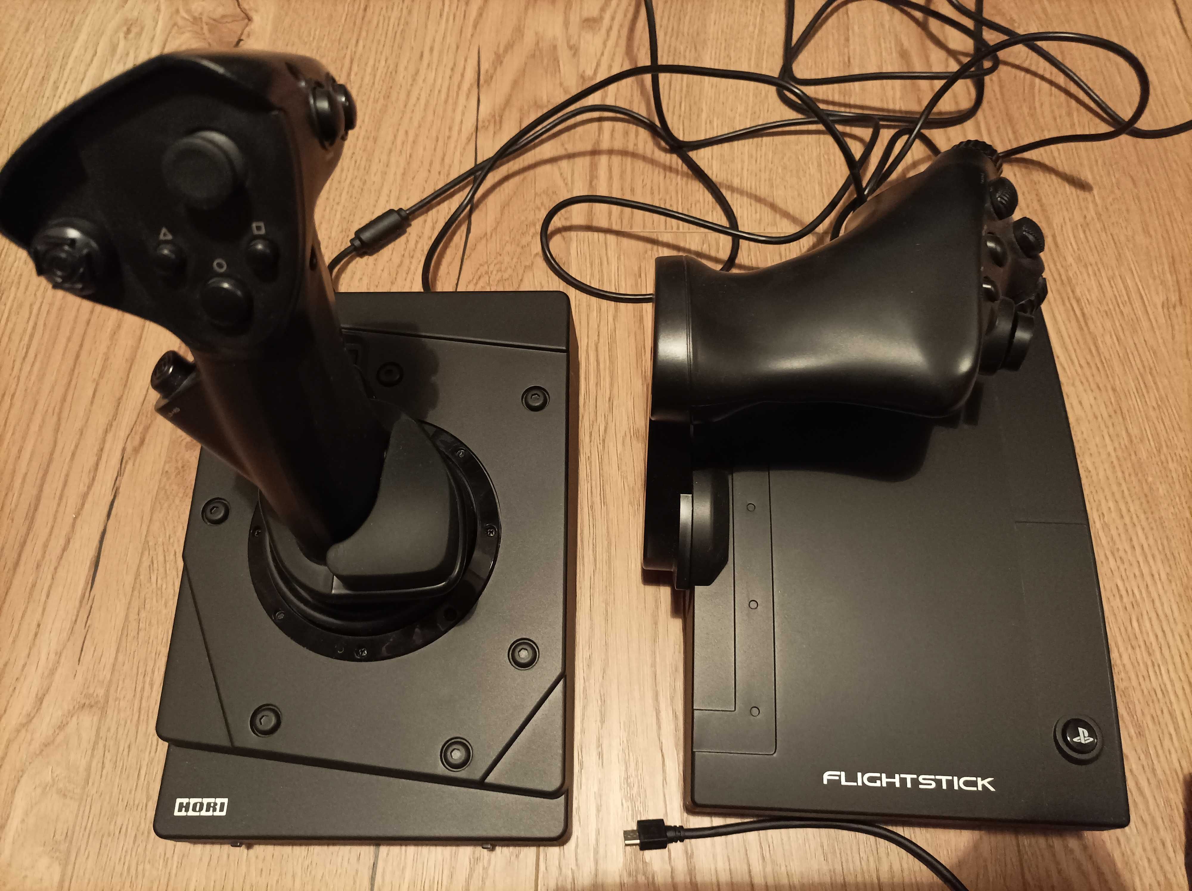 PlayStation 4 + 2 Controllere + Hotas Flight Stick