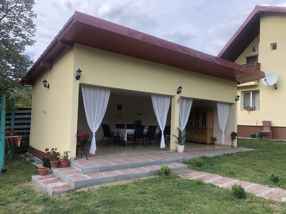 Vand casa de vacanta cu 15 locuri de cazare