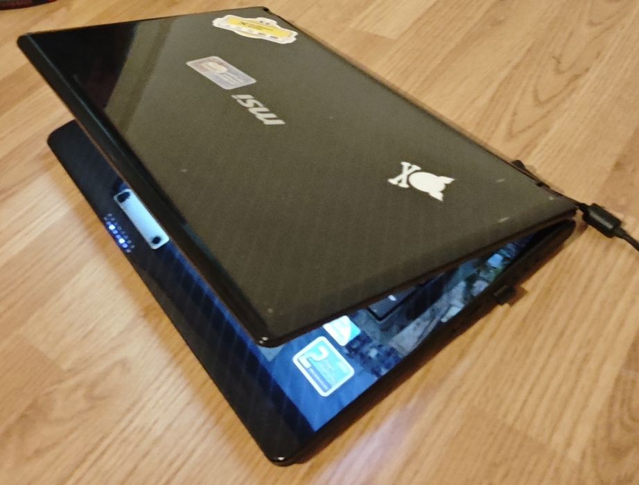 MSI 17.3 inch, intel i5, 2 GPU, 2 harduri, 4 GB ram