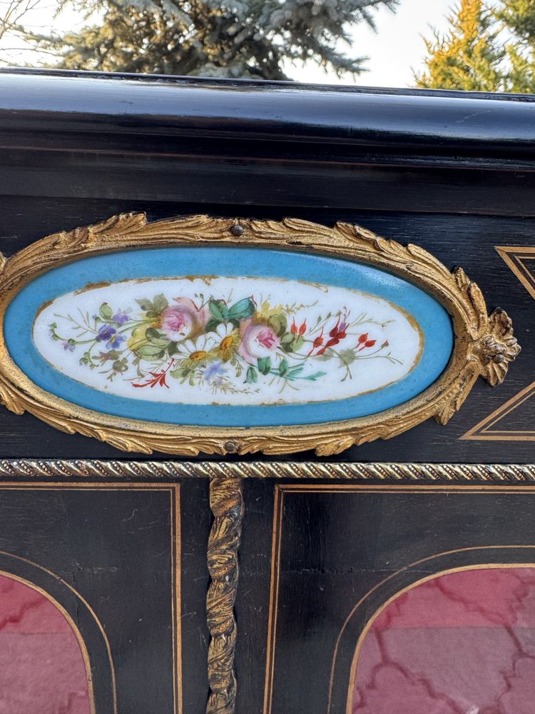 Comoda/vitrina stil napoleon III cu detalii din bronz si portelan