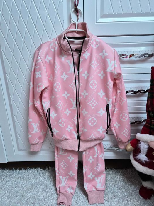 Продавам детски екип за момиче