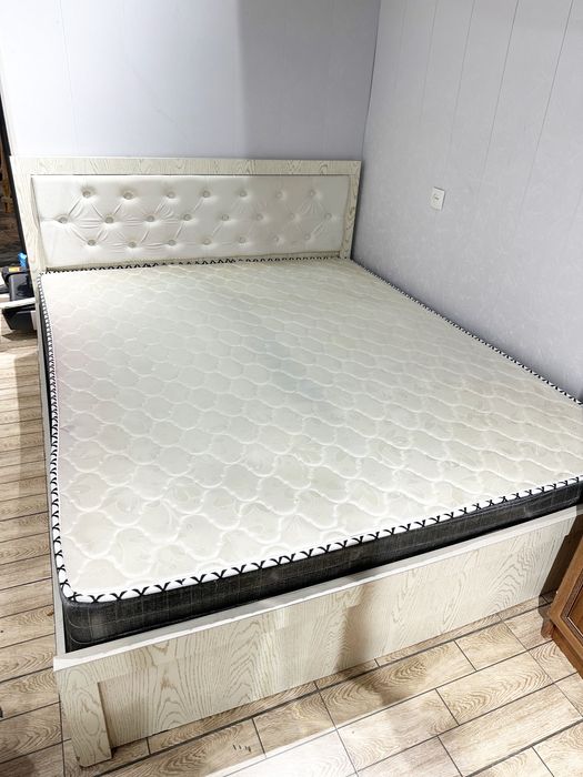 СРОЧНО продаю двухспальный кровать В хорошем состоянии.