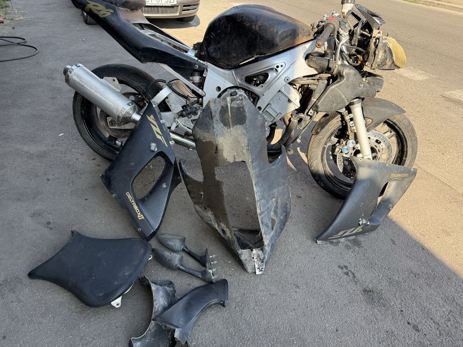 Yamaha  r6 yzf vand intreg sau dezmembrez