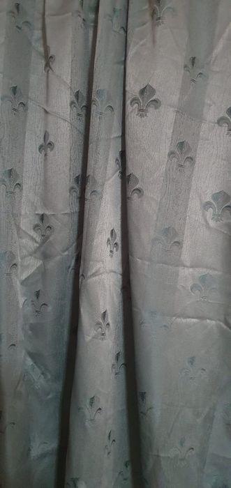 Шторы из дорогой портьерной ткани.